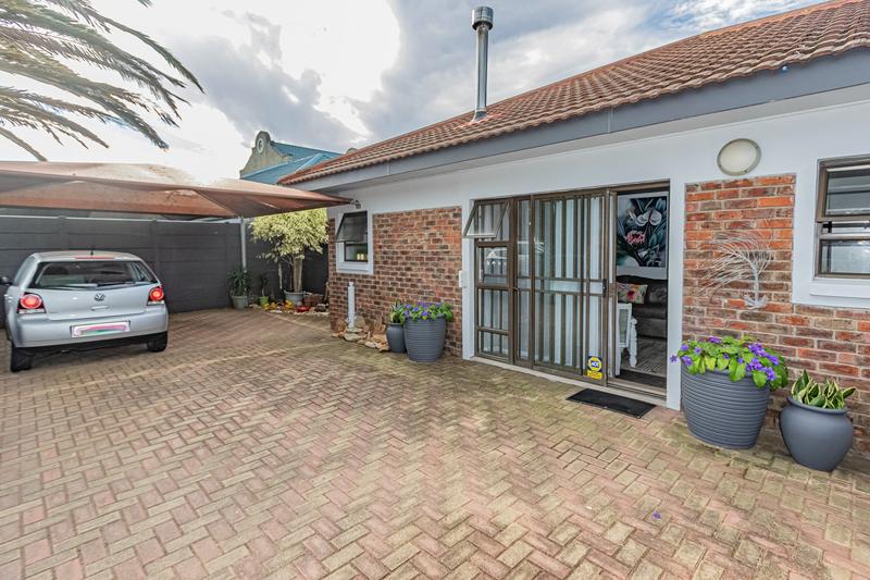 6 Bedroom Property for Sale in Fraaiuitsig Western Cape